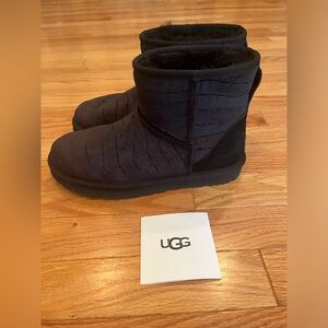 UGG Classic Mini ll Croc Black, Size 7 EXCELLENT CONDITION